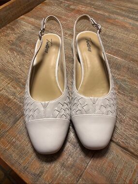 Trotters Women's White Woven Slingback Heels